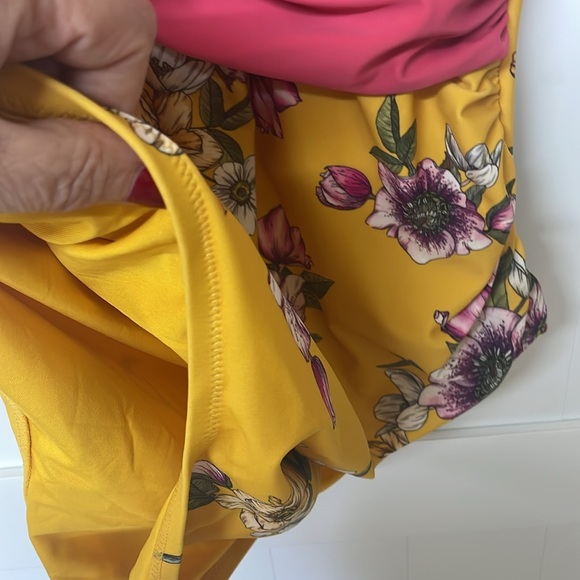 NEW Beautiful Women’s One Piece Swimsuit - Picture 3 of 6